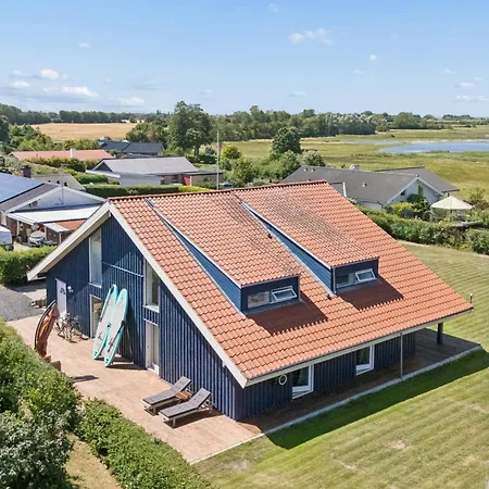 Spacious Near The Fjord Feriehus *
